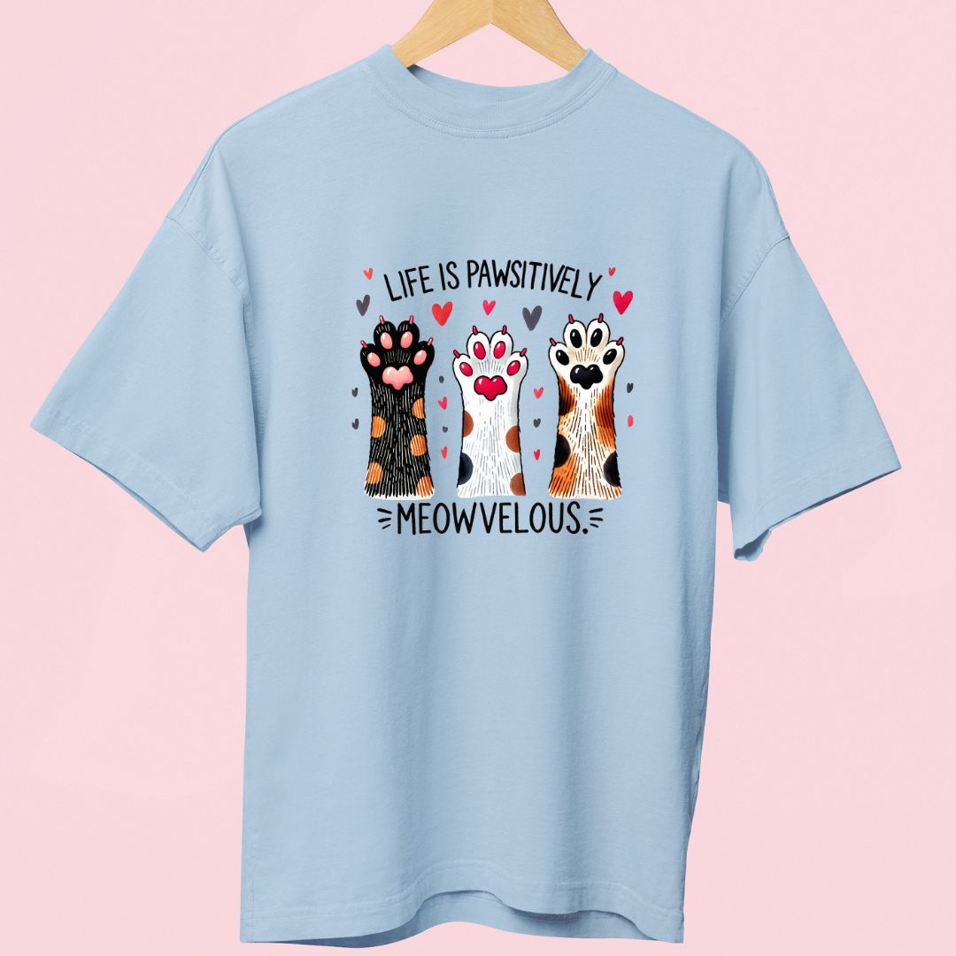 "Life is Paw-sitively Meow-velous" Oversized T-Shirt – Cute Cat Paws Design for Cat Lovers